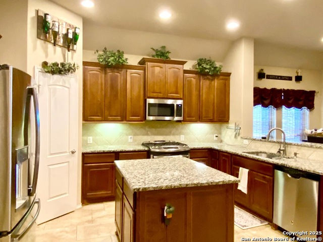 Listing photo id 3 for 8714 White Crown