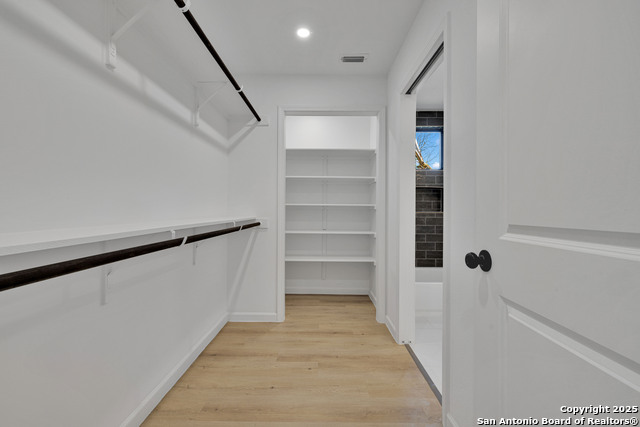 Listing photo id 8 for 814 Olive #1 N