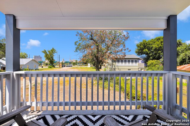 Listing photo id 10 for 814 Olive #1 N