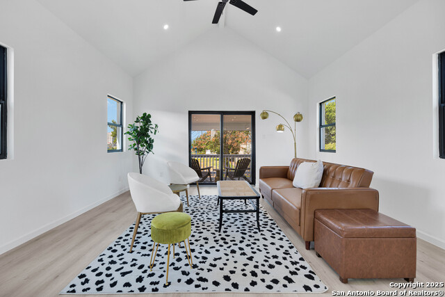 Listing photo id 2 for 814 Olive #1 N