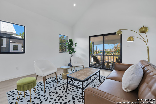 Listing photo id 3 for 814 Olive #1 N