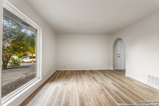 Image 6 of 31 For 5914 Forest Mill St