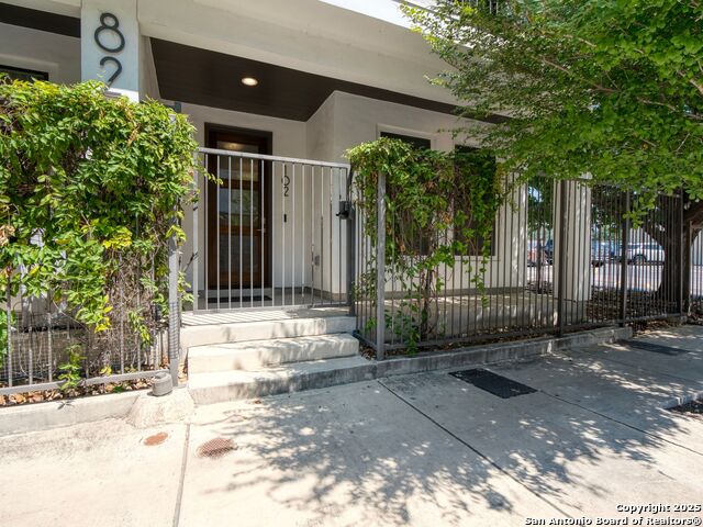 Listing photo id 1 for 825 Saint Mary's Street N 102