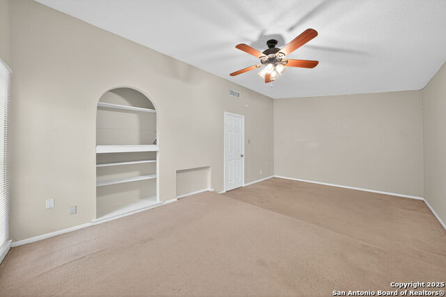Listing photo id 12 for 5607 Charwood Dr