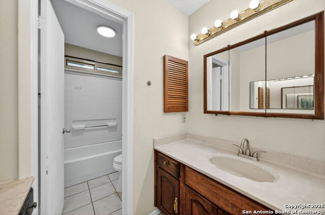 Listing photo id 13 for 5607 Charwood Dr