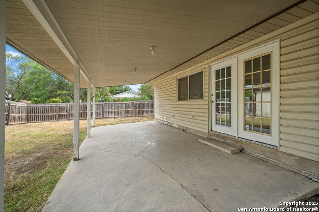 Listing photo id 20 for 5607 Charwood Dr