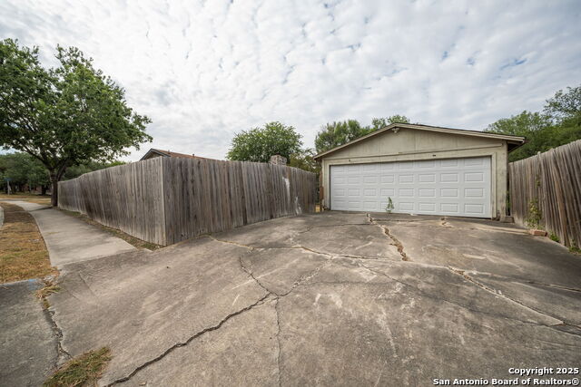 Listing photo id 25 for 5607 Charwood Dr