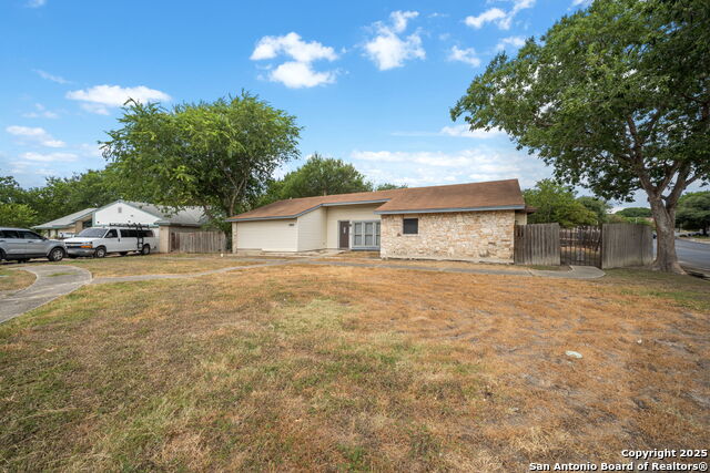 Listing photo id 1 for 5607 Charwood Dr