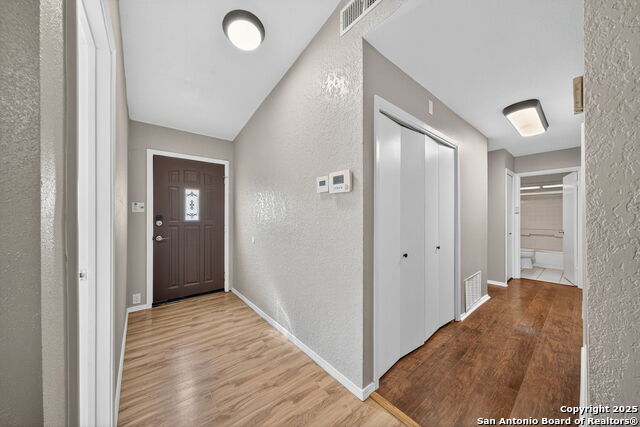 Listing photo id 3 for 5607 Charwood Dr