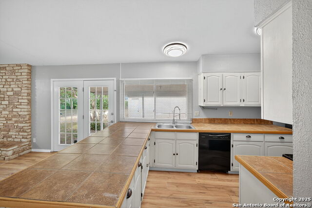 Listing photo id 7 for 5607 Charwood Dr