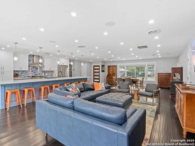 Image 11 of 29 For 215 Tophill Rd