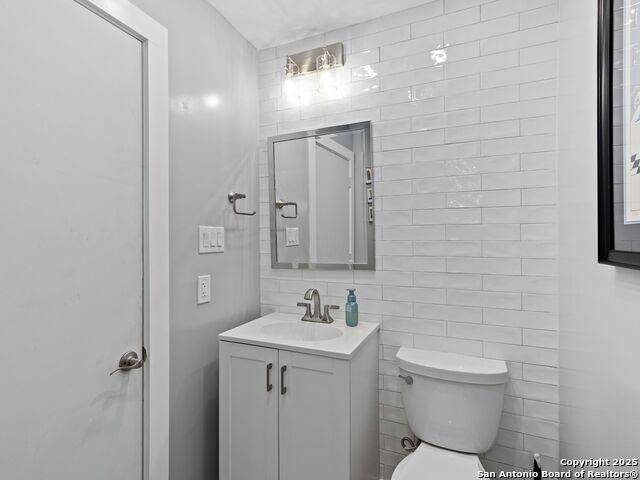 Image 12 of 29 For 215 Tophill Rd
