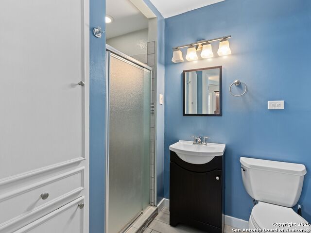 Image 20 of 29 For 215 Tophill Rd