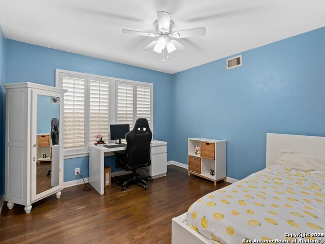 Image 21 of 29 For 215 Tophill Rd
