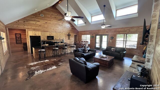Listing photo id 1 for 888 Tierra Linda Dr
