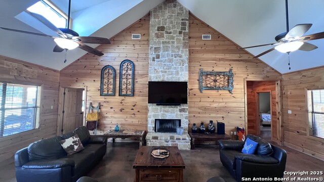 Listing photo id 2 for 888 Tierra Linda Dr
