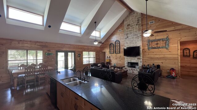 Listing photo id 4 for 888 Tierra Linda Dr