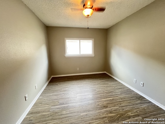 Listing photo id 9 for 8343 Morning Grv
