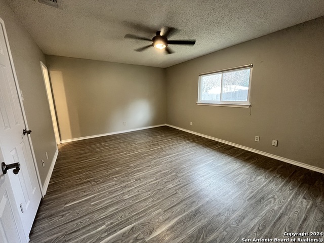 Listing photo id 5 for 8343 Morning Grv
