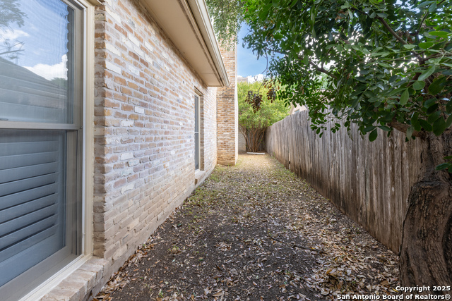 Listing photo id 8 for 6 Cottesmore Ct
