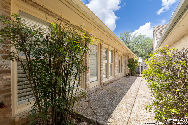 Listing photo id 9 for 6 Cottesmore Ct