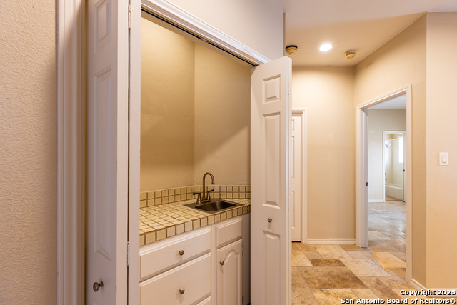 Listing photo id 10 for 6 Cottesmore Ct