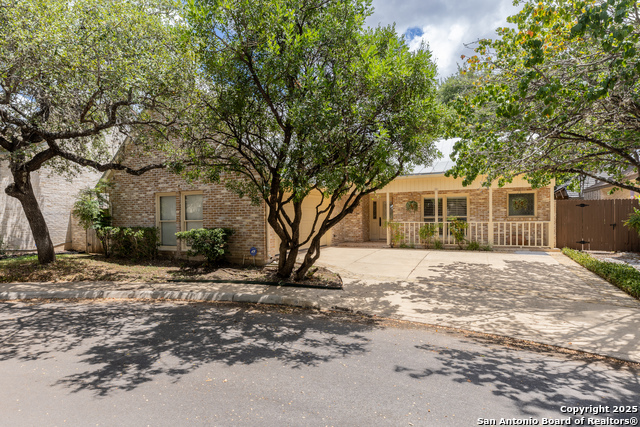 Listing photo id 1 for 6 Cottesmore Ct
