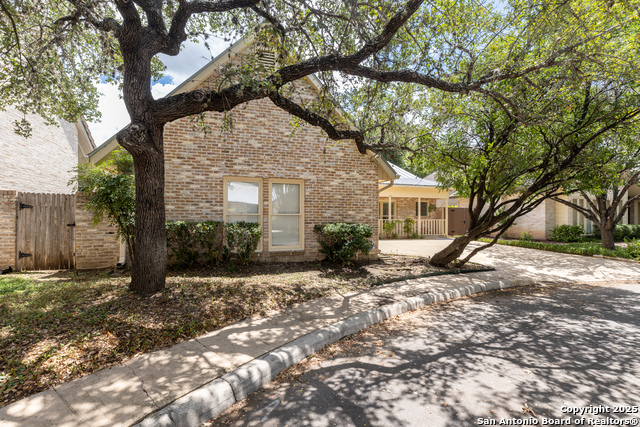 Listing photo id 2 for 6 Cottesmore Ct