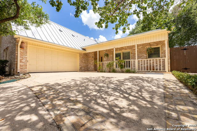 Listing photo id 3 for 6 Cottesmore Ct