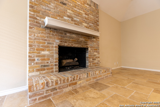 Listing photo id 5 for 6 Cottesmore Ct