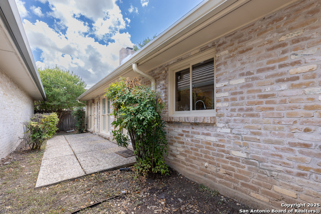 Listing photo id 7 for 6 Cottesmore Ct