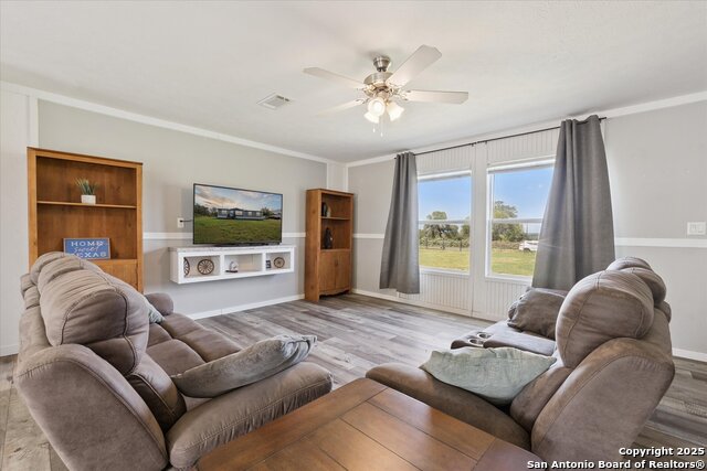 Listing photo id 8 for 385 Forest Oaks