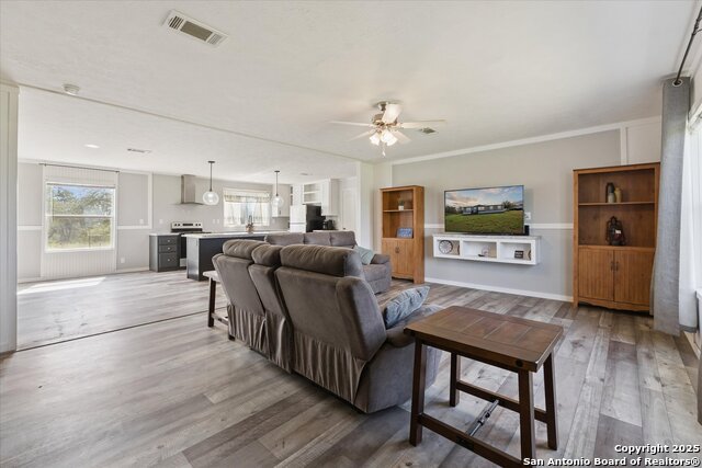 Listing photo id 7 for 385 Forest Oaks