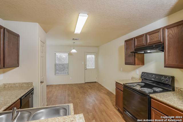 Listing photo id 4 for 8822 Scarlett Pl