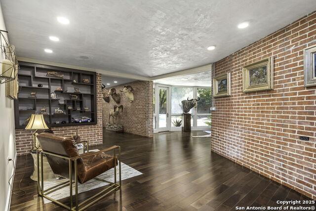 Image 10 of 36 For 108 Schreiner Pl