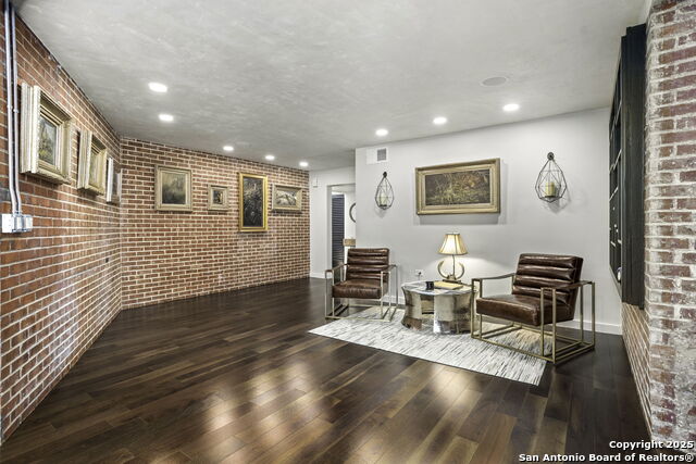 Image 11 of 36 For 108 Schreiner Pl