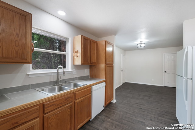 Listing photo id 8 for 2244 Eastman Ave