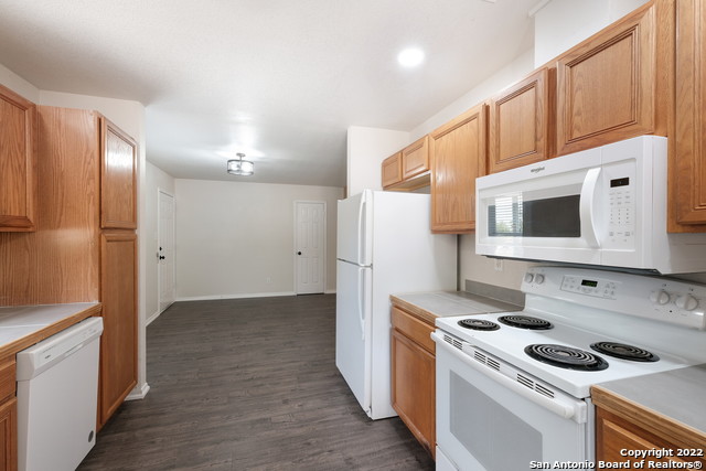 Listing photo id 9 for 2244 Eastman Ave