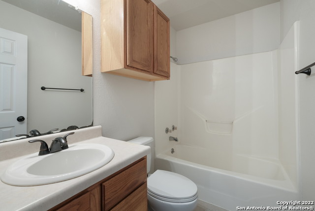 Listing photo id 14 for 2244 Eastman Ave