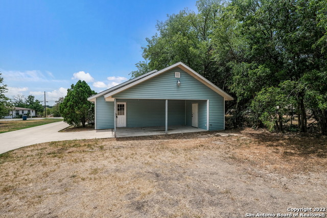 Listing photo id 1 for 2244 Eastman Ave
