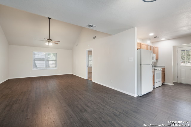 Listing photo id 2 for 2244 Eastman Ave