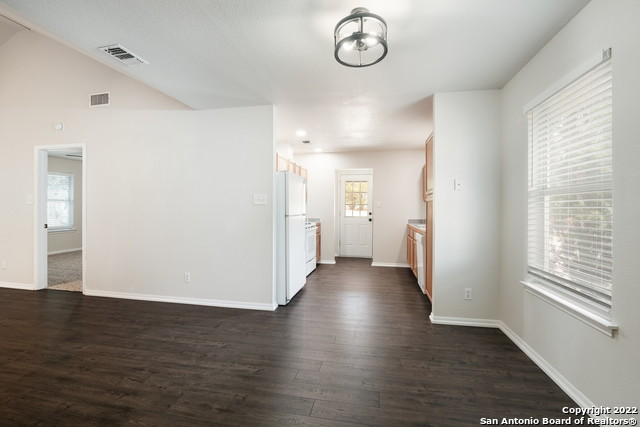 Listing photo id 3 for 2244 Eastman Ave