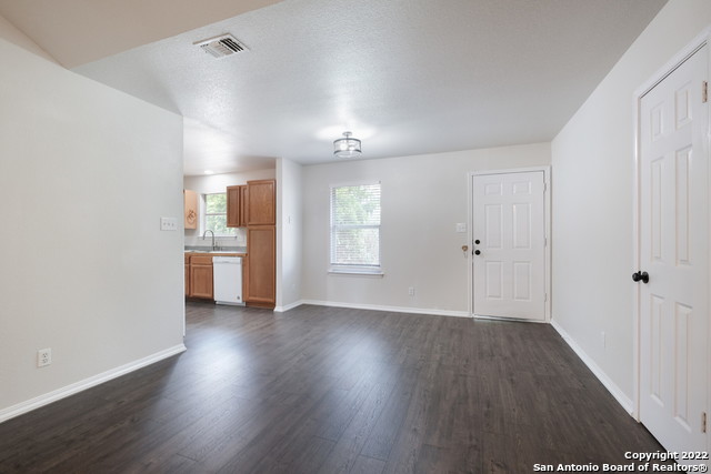 Listing photo id 4 for 2244 Eastman Ave