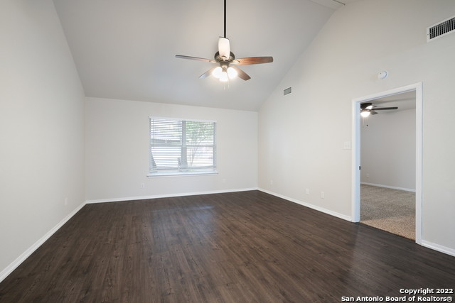 Listing photo id 5 for 2244 Eastman Ave