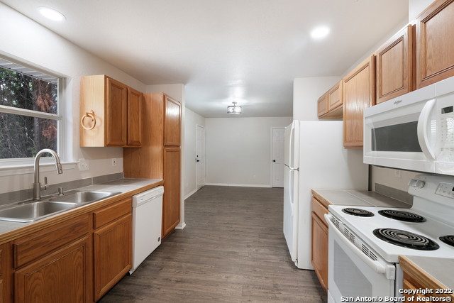 Listing photo id 7 for 2244 Eastman Ave