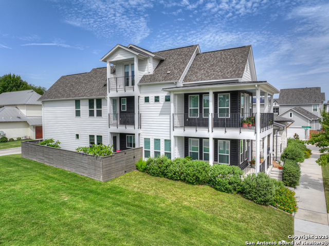 Listing photo id 1 for 605 Creekside