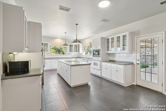 Listing photo id 10 for 2905 Hidden Elm