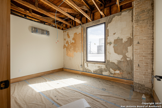 Listing photo id 9 for 2601 Flores S