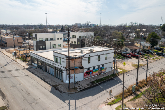 Listing photo id 2 for 2601 Flores S