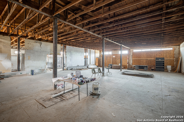 Listing photo id 6 for 2601 Flores S